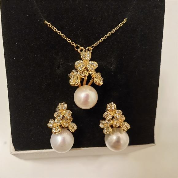 Freshwater pearl necklace and earrings set. - Picture 5 of 6